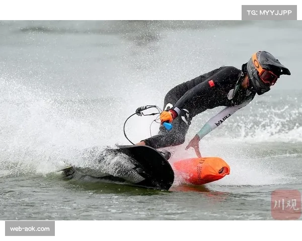 三岔湖赛场选手驭浪腾空,高难度转体引观众惊呼 三岔湖赛场选手驭浪腾空,高难度转体引观众惊呼